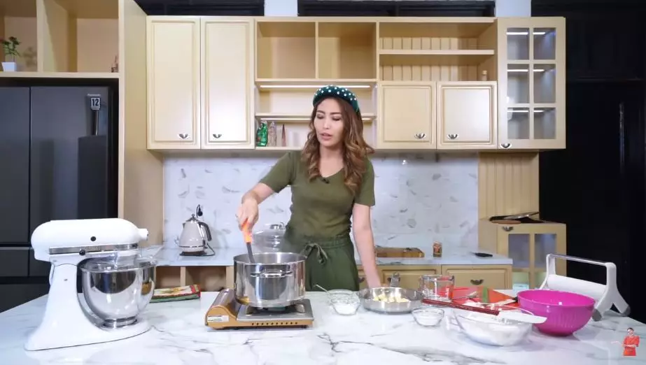 ayu dewi masak di rumah © 2020 brilio.net ayu dewi masak di rumah © 2020 brilio.net