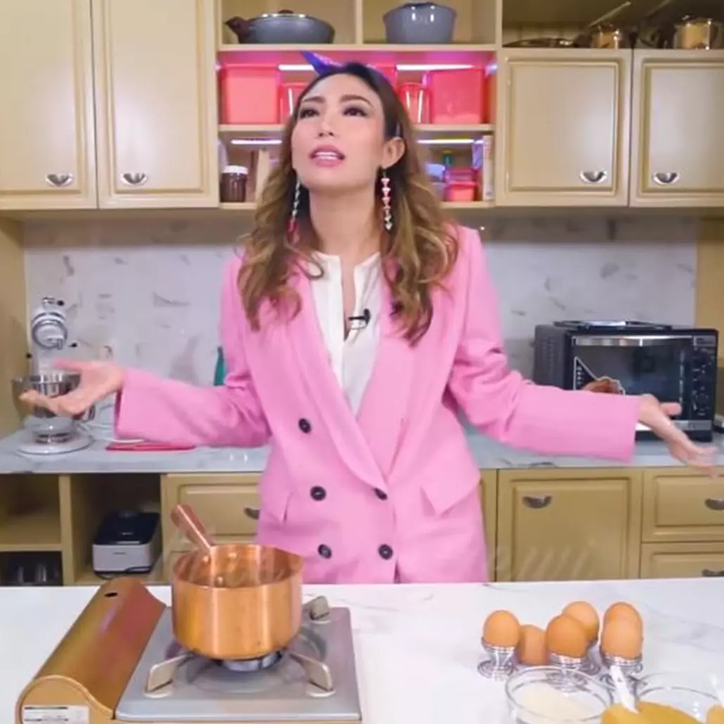 7 Gaya Ayu Dewi masak selama di rumah, modis dan full makeup