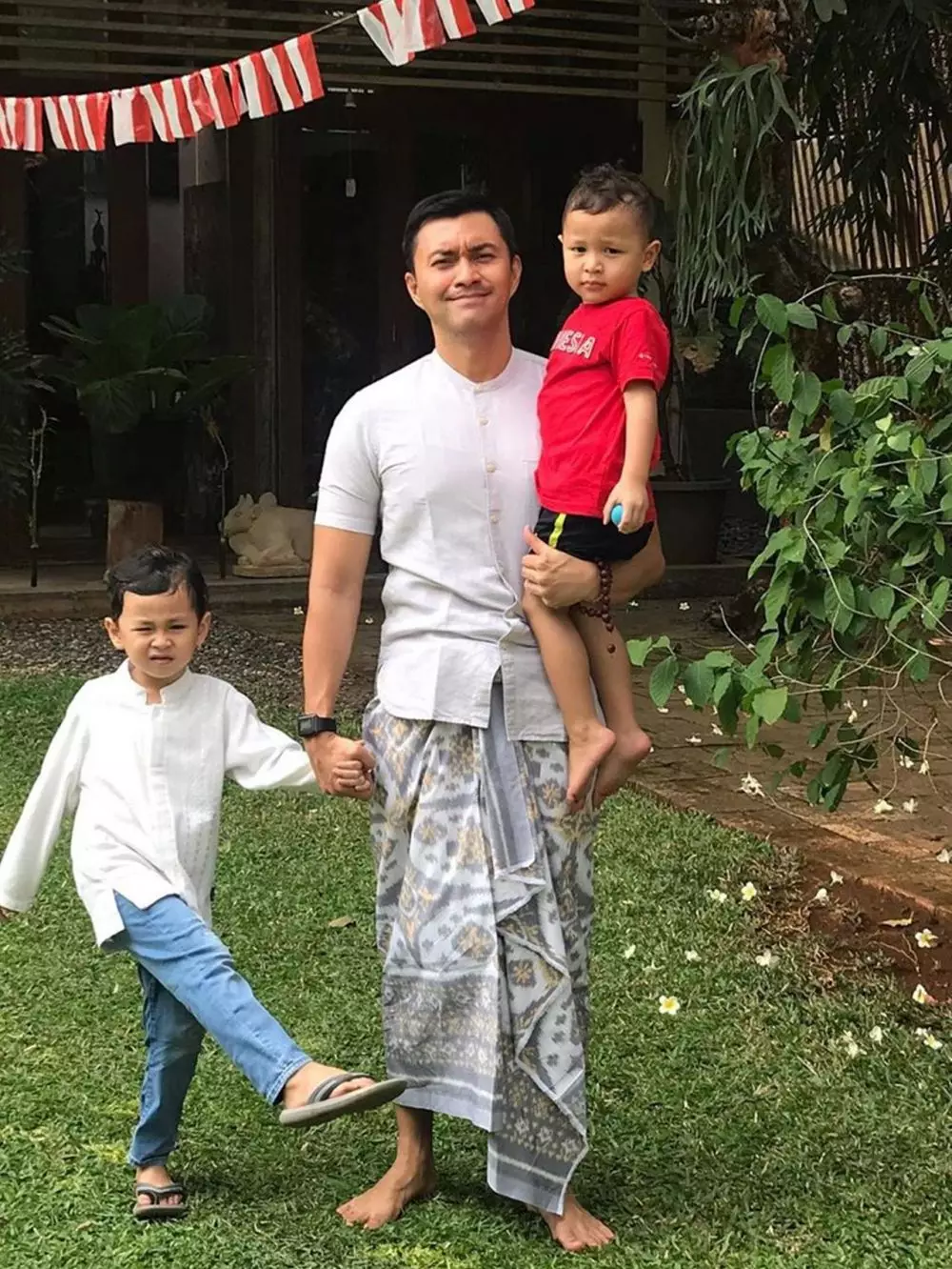 Anjasmara dan cucu instagram