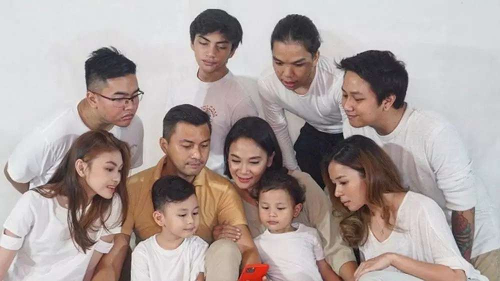 Anjasmara dan cucu instagram