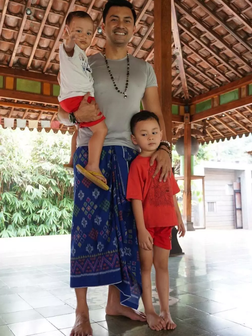 Anjasmara dan cucu instagram