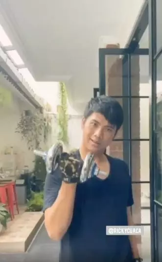 Ricky Cuaca pamer otot ini bikin salfok   © 2020 brilio.net  Ricky Cuaca pamer otot ini bikin salfok   © 2020 brilio.net