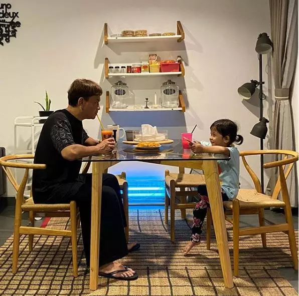10 potret kompak Hedi Yunus dan anak ART-nya Instagram