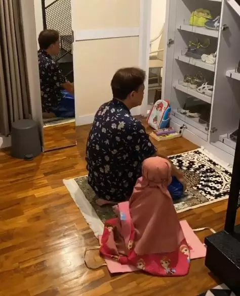 10 potret kompak Hedi Yunus dan anak ART-nya Instagram