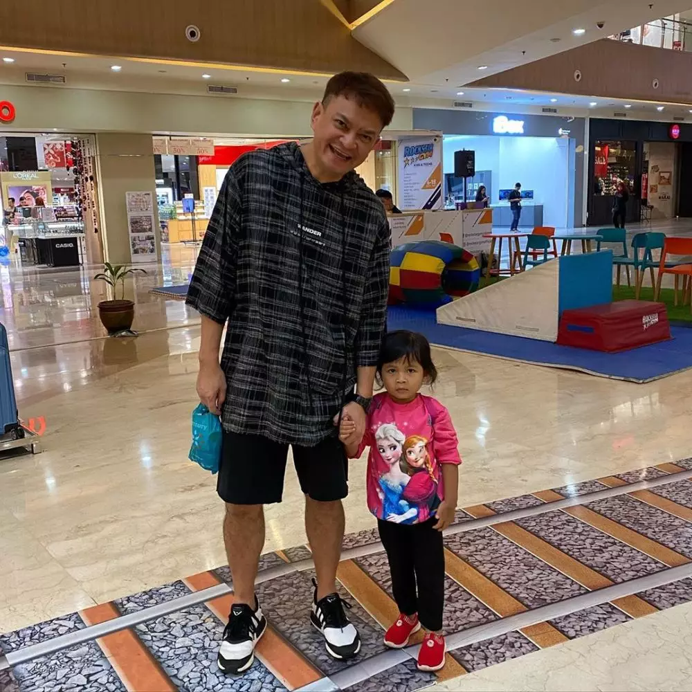 10 potret kompak Hedi Yunus dan anak ART-nya Instagram