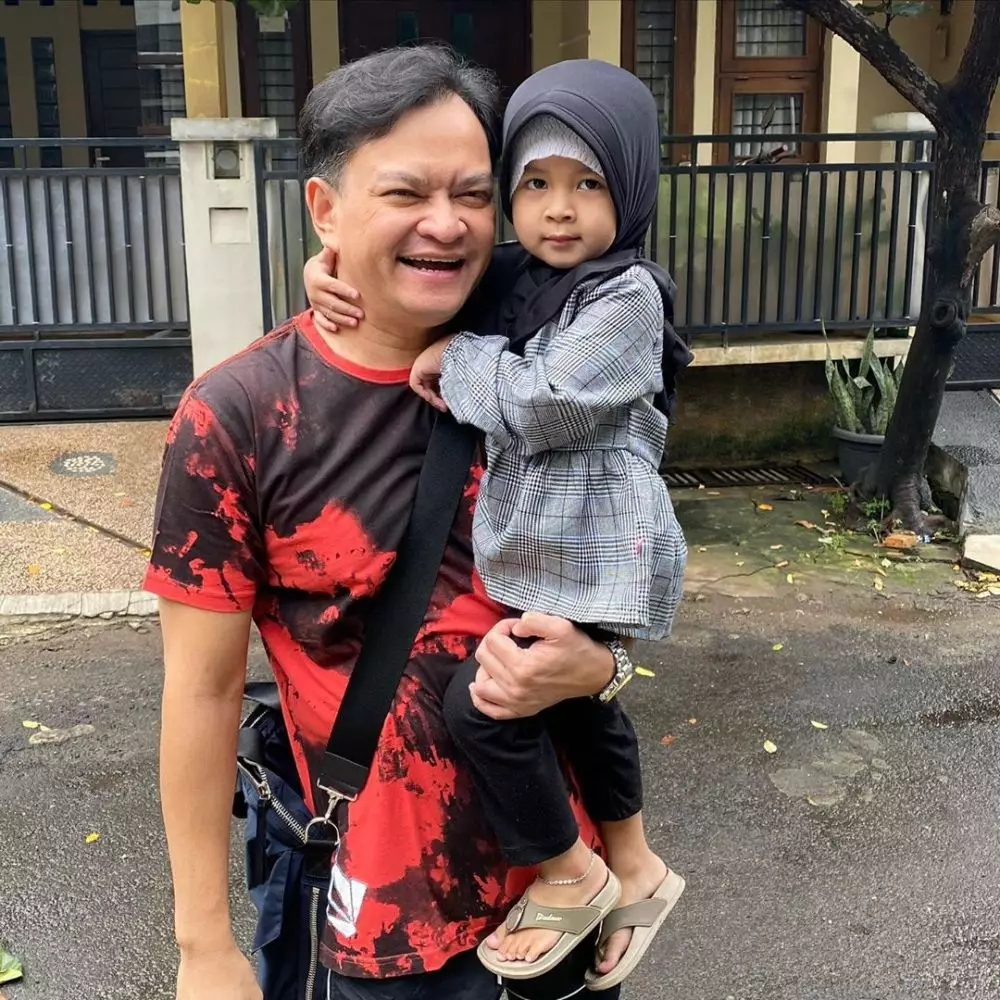 10 potret kompak Hedi Yunus dan anak ART-nya Instagram