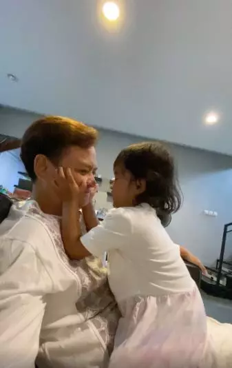 10 potret kompak Hedi Yunus dan anak ART-nya Instagram