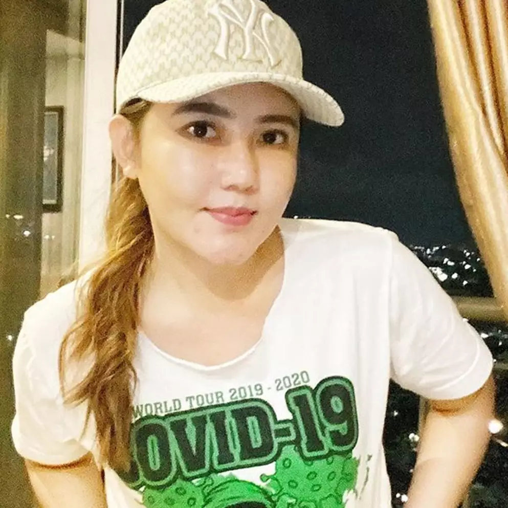 Beda gaya 10 penyanyi dangdut keseharian vs tampil di panggung