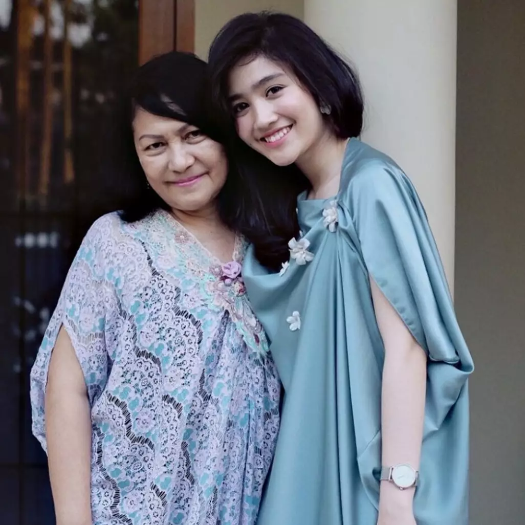 Jarang tersorot, ini 8 momen Febby Rastanty bareng ibunda