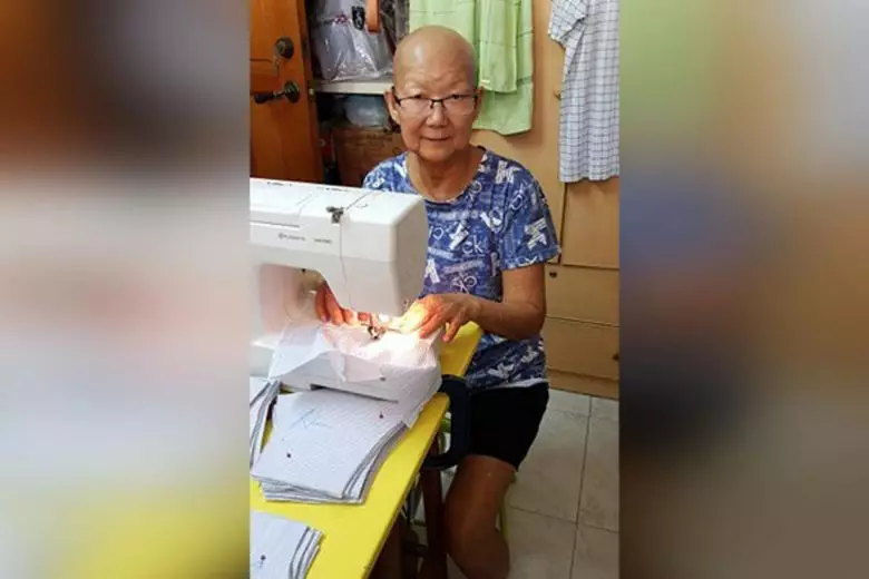 nenek 71 tahun jahit masker worldofbuzz nenek 71 tahun jahit masker worldofbuzz