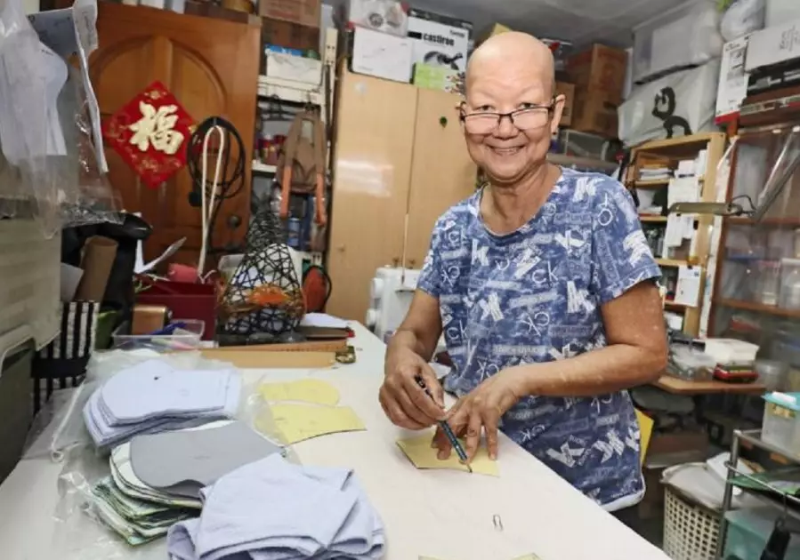 nenek 71 tahun jahit masker worldofbuzz nenek 71 tahun jahit masker worldofbuzz