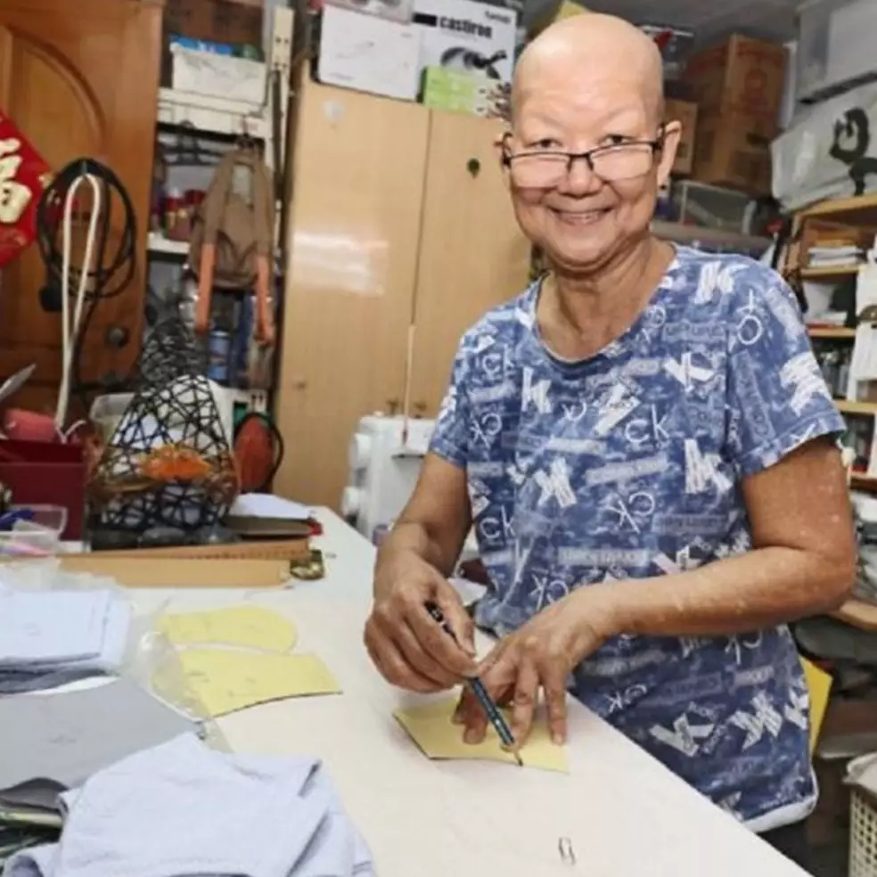 Persediaan menipis, nenek 71 tahun ikut jahit masker meski sakit