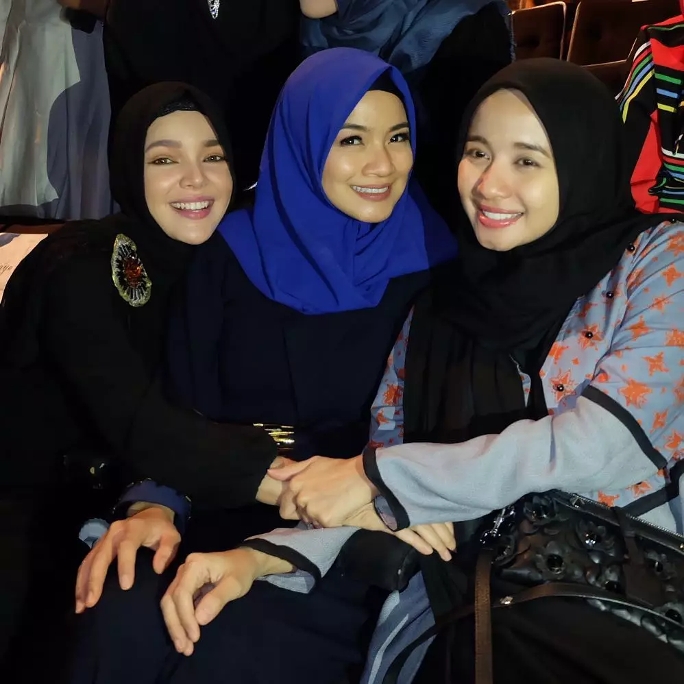 titi kamal kenakan hijab instagram titi kamal kenakan hijab instagram