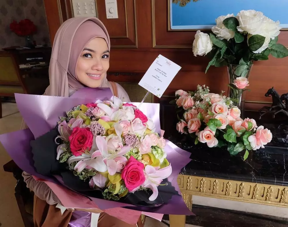 titi kamal kenakan hijab instagram titi kamal kenakan hijab instagram