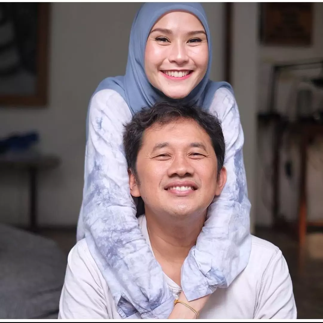 Zaskia Mecca live di TV, aksi Hanung Bramantyo ini bikin gagal fokus