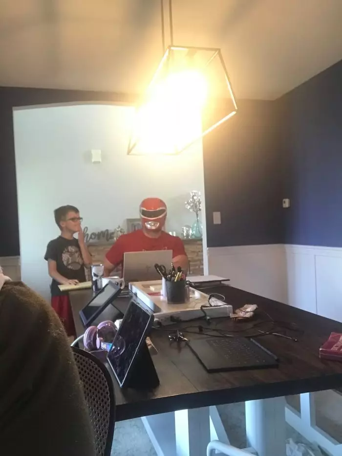 Potret pakai kostum nyeleneh saat video call Berbagai sumber Potret pakai kostum nyeleneh saat video call Berbagai sumber