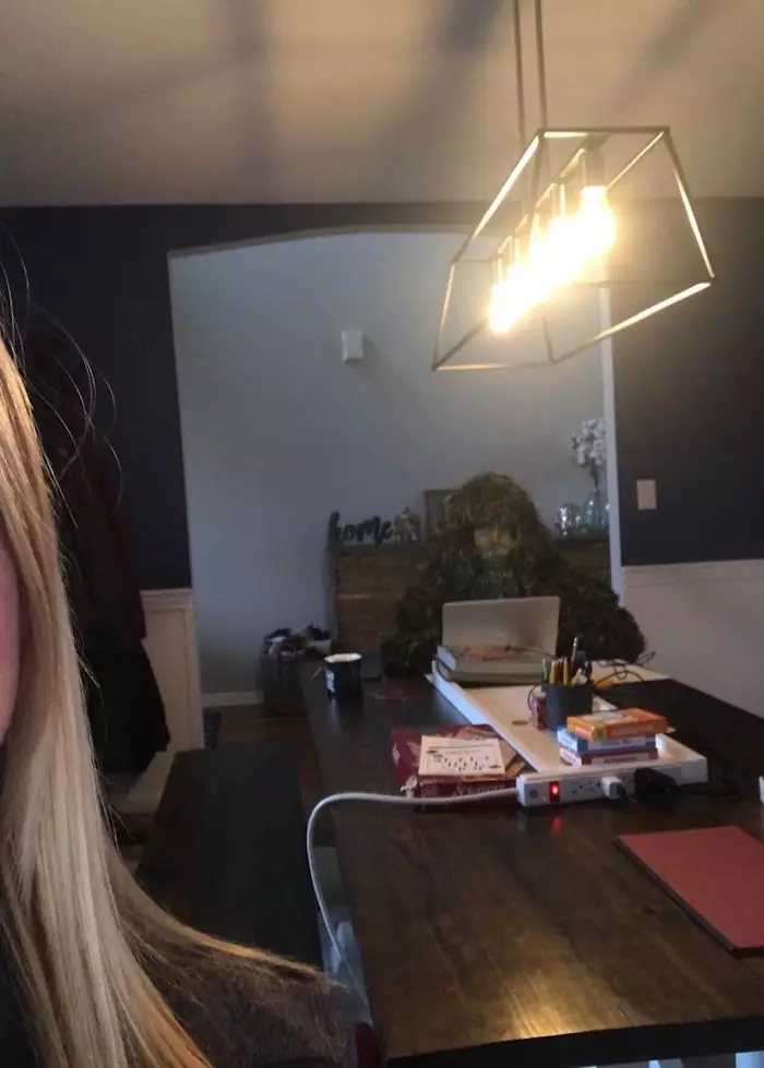 Potret pakai kostum nyeleneh saat video call Berbagai sumber Potret pakai kostum nyeleneh saat video call Berbagai sumber