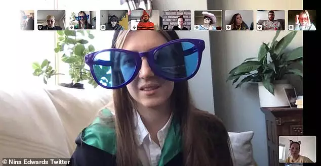 Potret pakai kostum nyeleneh saat video call Berbagai sumber Potret pakai kostum nyeleneh saat video call Berbagai sumber