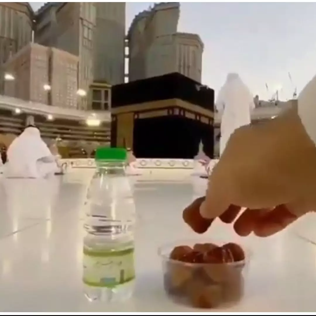Viral potret berbuka puasa di depan Kabah, begini situasinya