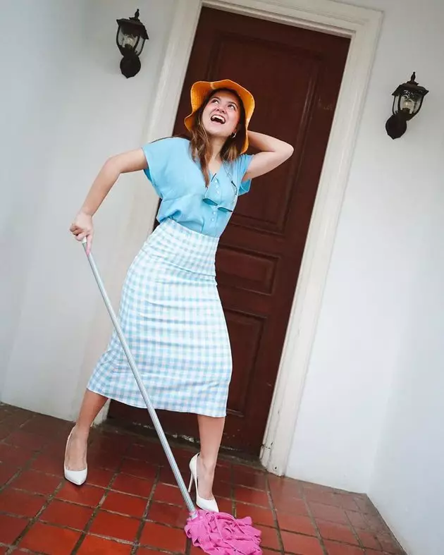 gaya nyentrik seleb beberes rumah © 2020 brilio.net gaya nyentrik seleb beberes rumah © 2020 brilio.net