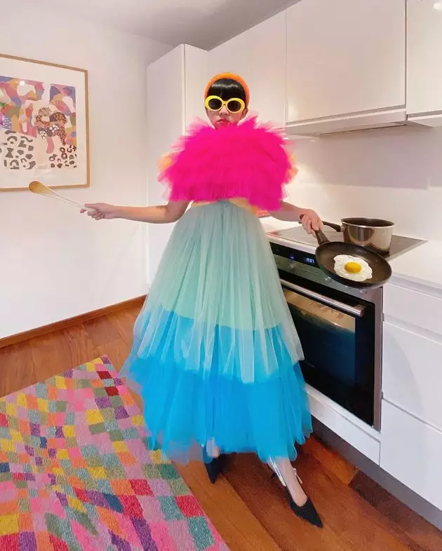 gaya nyentrik seleb beberes rumah © 2020 brilio.net gaya nyentrik seleb beberes rumah © 2020 brilio.net