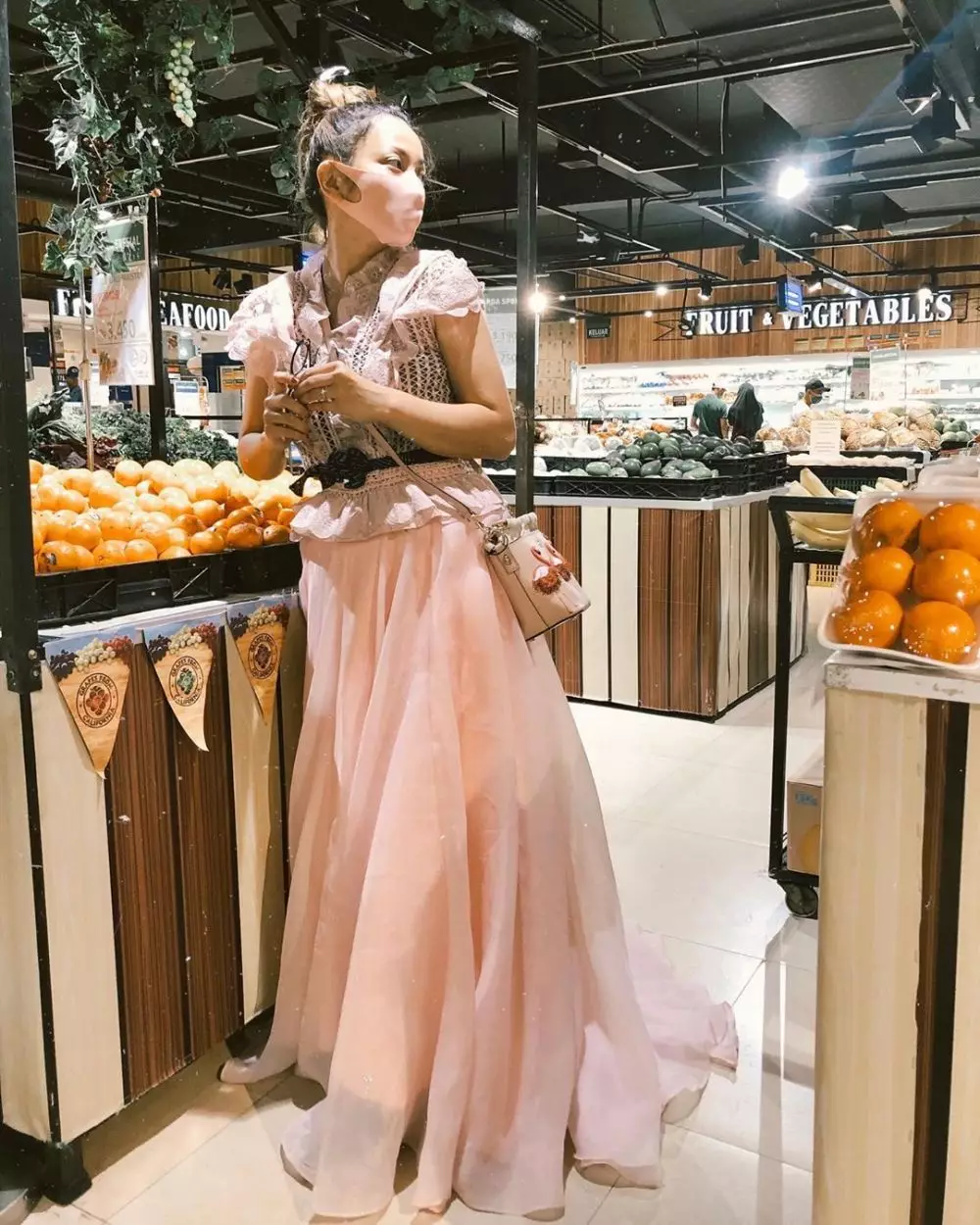 gaya nyentrik seleb beberes rumah © 2020 brilio.net gaya nyentrik seleb beberes rumah © 2020 brilio.net