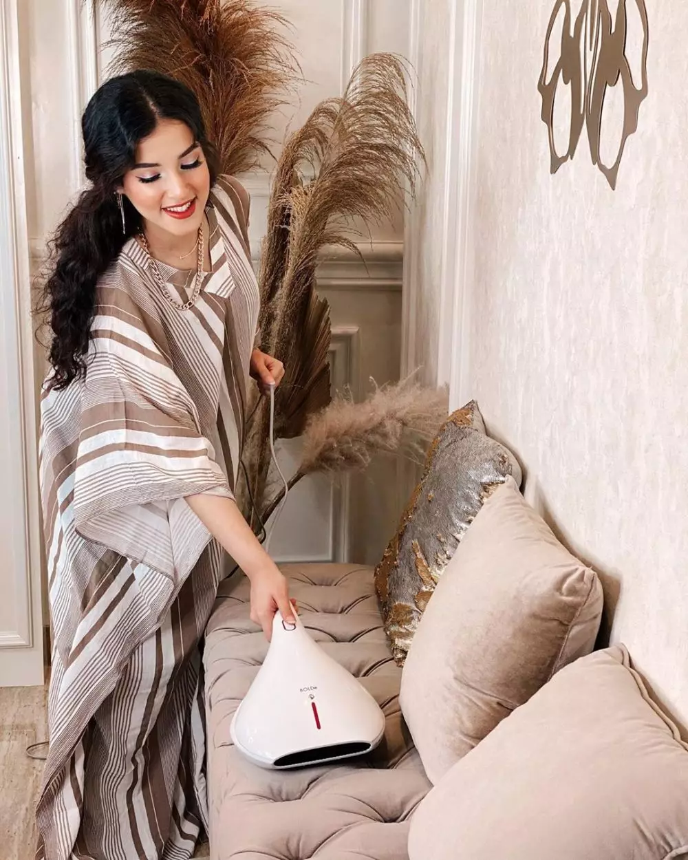 gaya nyentrik seleb beberes rumah © 2020 brilio.net gaya nyentrik seleb beberes rumah © 2020 brilio.net