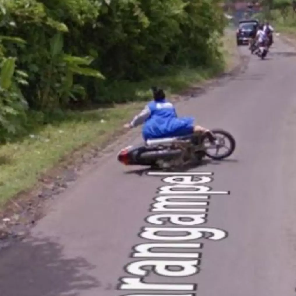 10 Momen lucu emak-emak tertangkap kamera Google Maps ini kocak