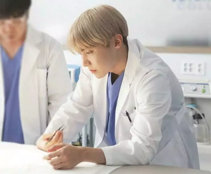 10 Potret andai personel BTS jadi dokter Twitter