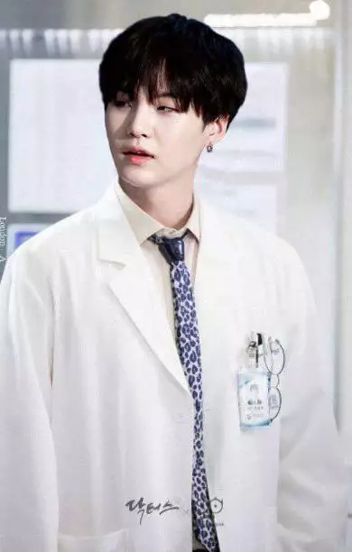 10 Potret andai personel BTS jadi dokter Twitter 10 Potret andai personel BTS jadi dokter Twitter