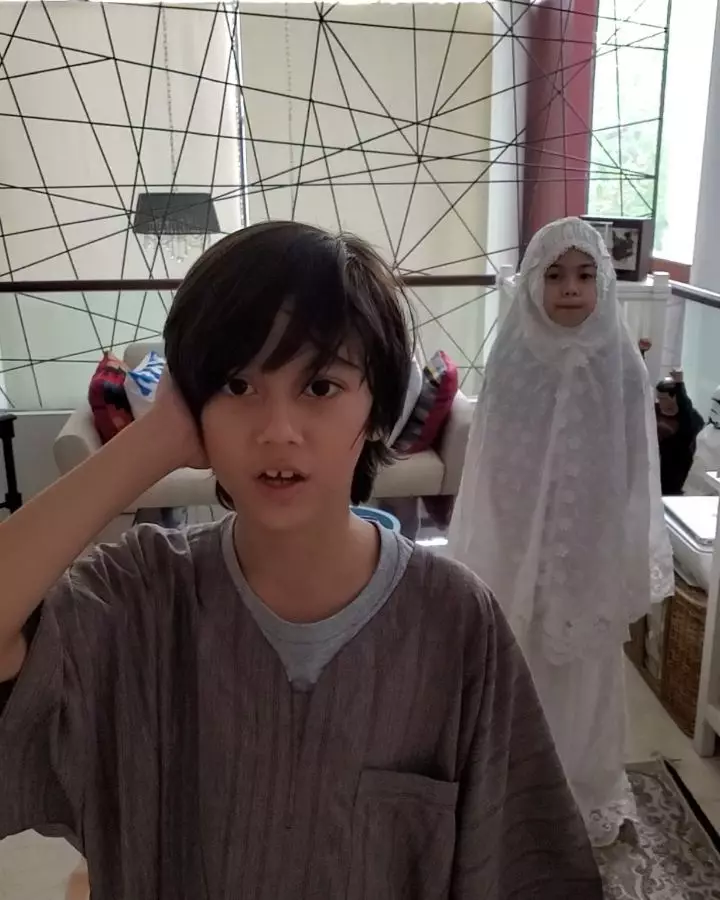 Momen anak Wulan Guritno kumandangkan iqamah © 2020 brilio.net