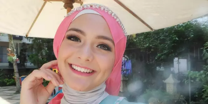 Amanda Rawles pakai hijab © 2020 brilio.net Amanda Rawles pakai hijab © 2020 brilio.net