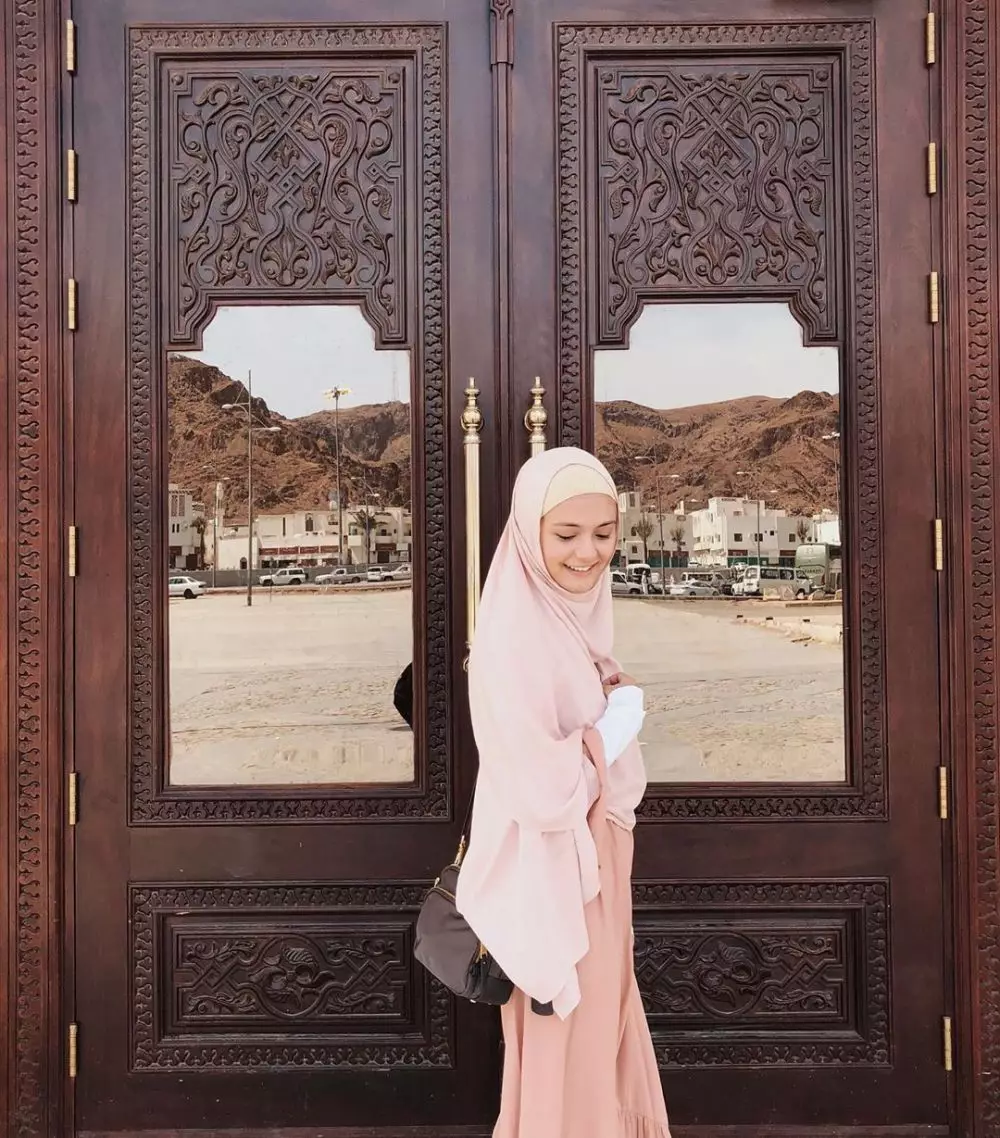 Amanda Rawles pakai hijab © 2020 brilio.net Amanda Rawles pakai hijab © 2020 brilio.net