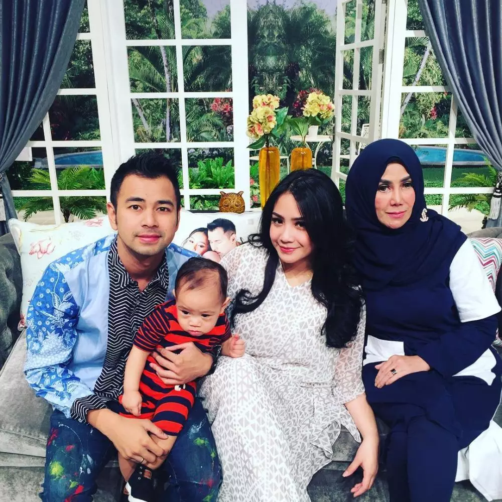 keakraban seleb dengan menantu © 2020 brilio.net keakraban seleb dengan menantu © 2020 brilio.net