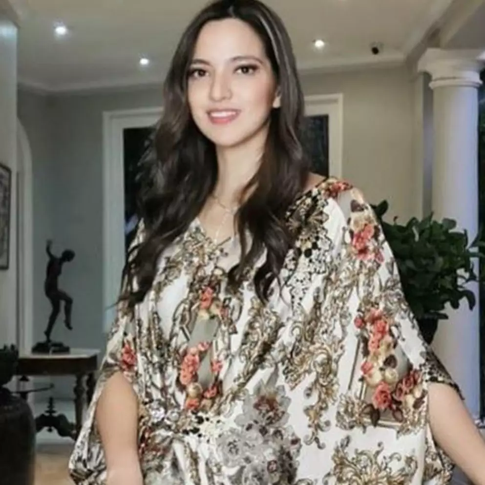 Momen Nia Ramadhani buka puasa, kaleng biskuit curi perhatian