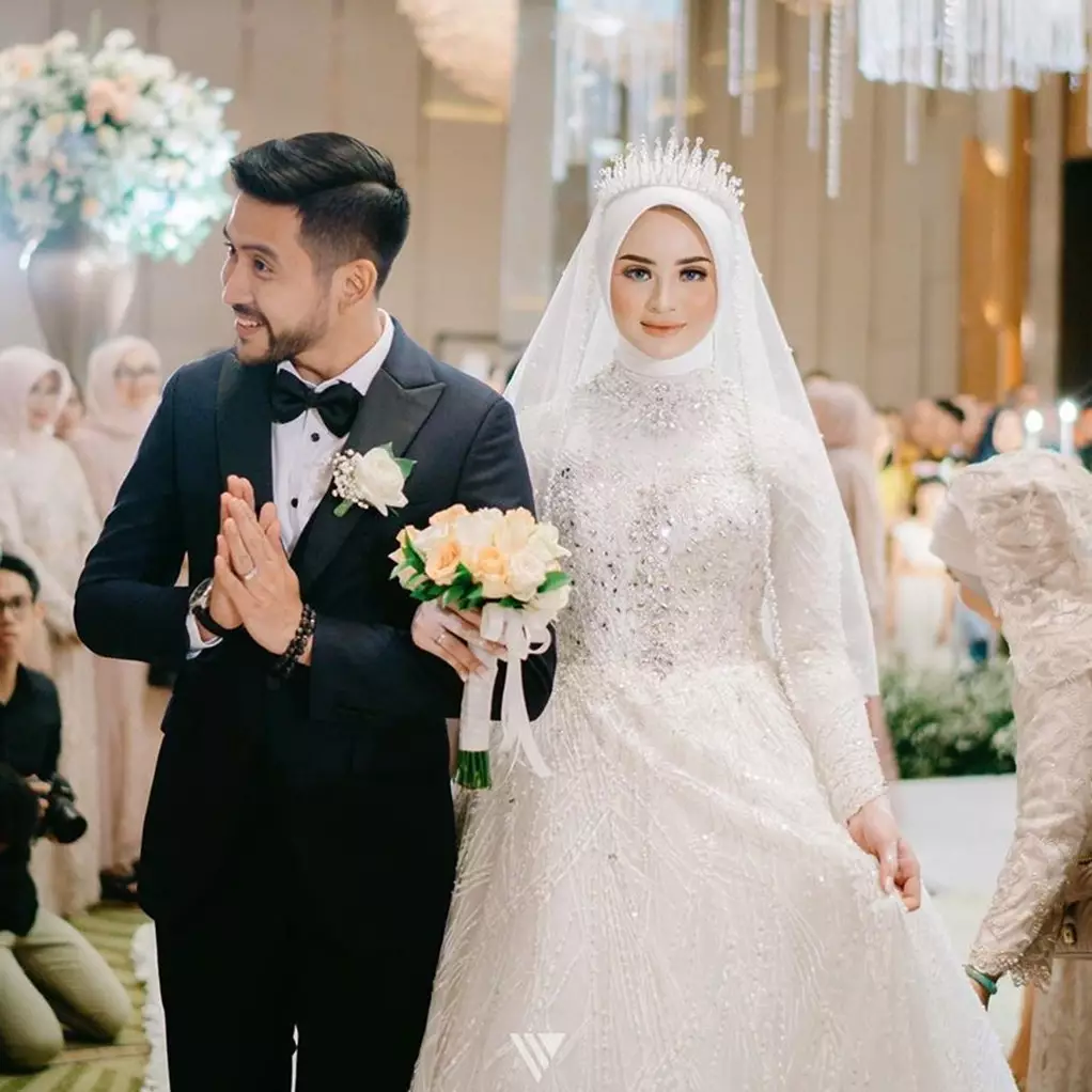 Nikah di usia 16 tahun, ini 10 potret mesra Sabrina Salsabila &amp; suami