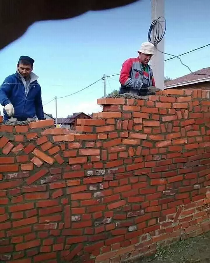 momen lucu tukang bangunan nyeleneh © 2020 instagram.com