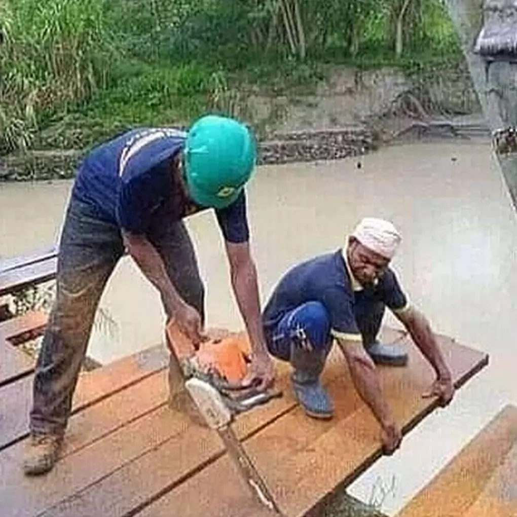 10 Momen lucu tukang bangunan lagi kerja ini bikin tepuk jidat