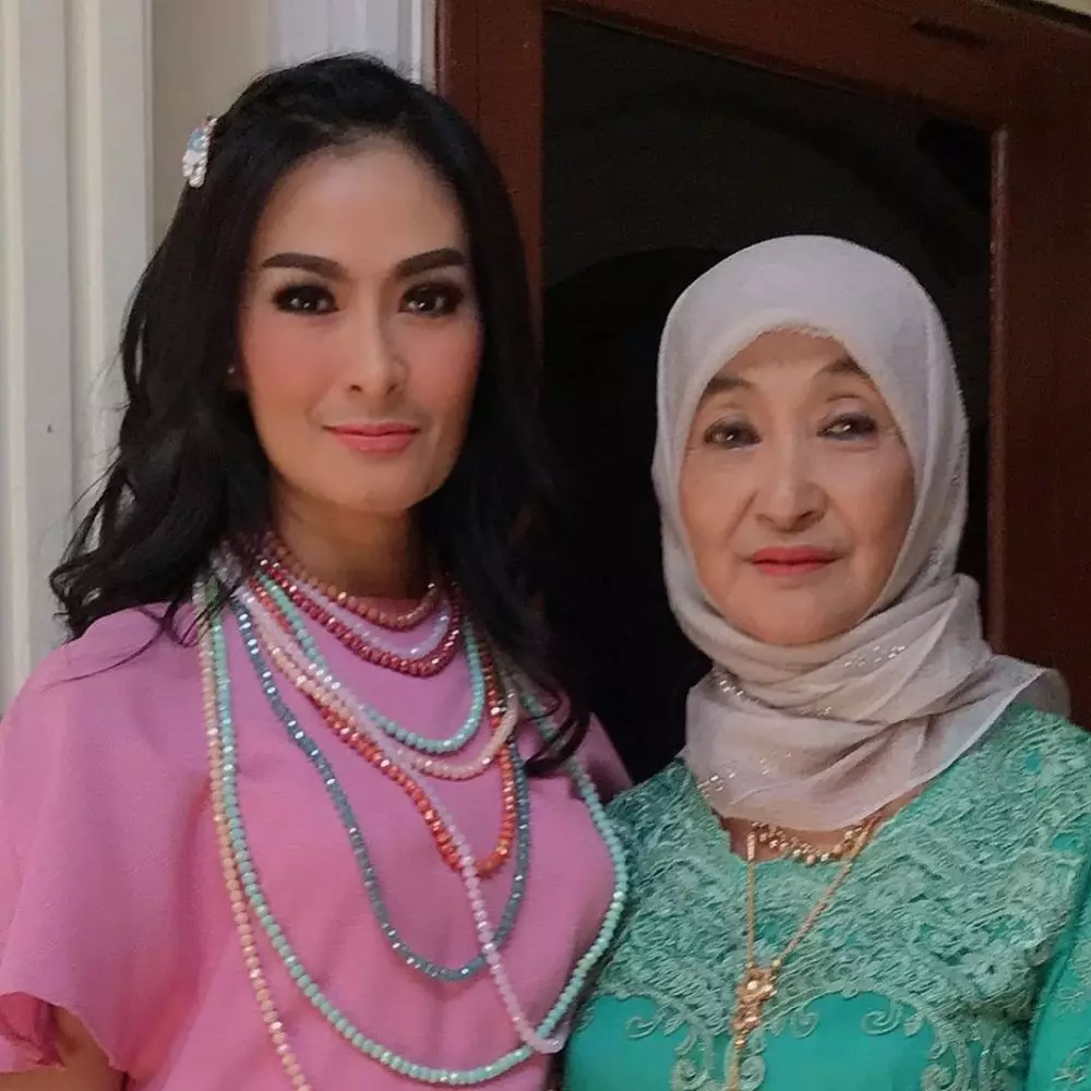 Momen kedekatan Iis Dahlia bareng ibunya  © 2020 brilio.net Momen kedekatan Iis Dahlia bareng ibunya  © 2020 brilio.net