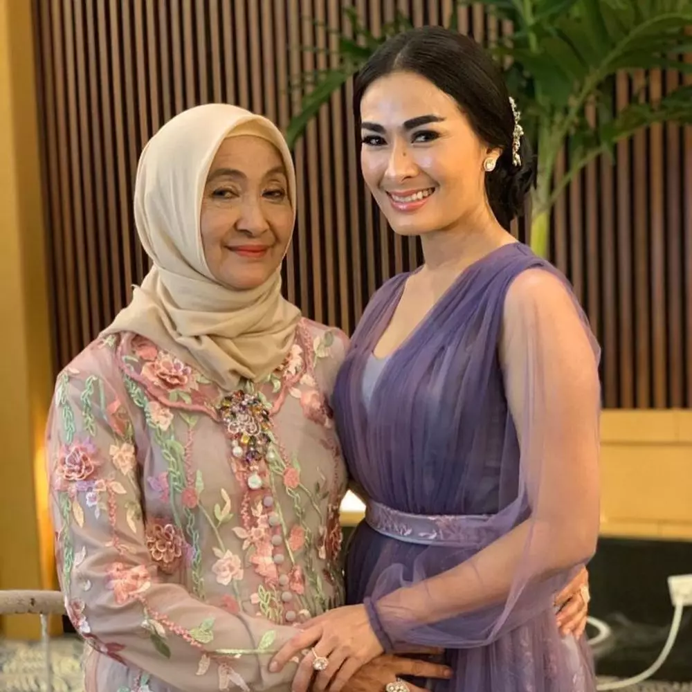 Momen kedekatan Iis Dahlia bareng ibunya  © 2020 brilio.net Momen kedekatan Iis Dahlia bareng ibunya  © 2020 brilio.net