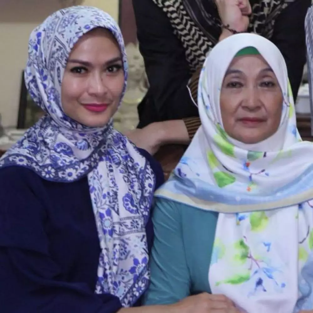 Momen kedekatan Iis Dahlia bareng ibunya  © 2020 brilio.net Momen kedekatan Iis Dahlia bareng ibunya  © 2020 brilio.net