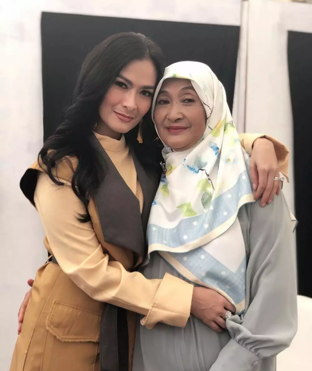 Momen kedekatan Iis Dahlia bareng ibunya  © 2020 brilio.net Momen kedekatan Iis Dahlia bareng ibunya  © 2020 brilio.net