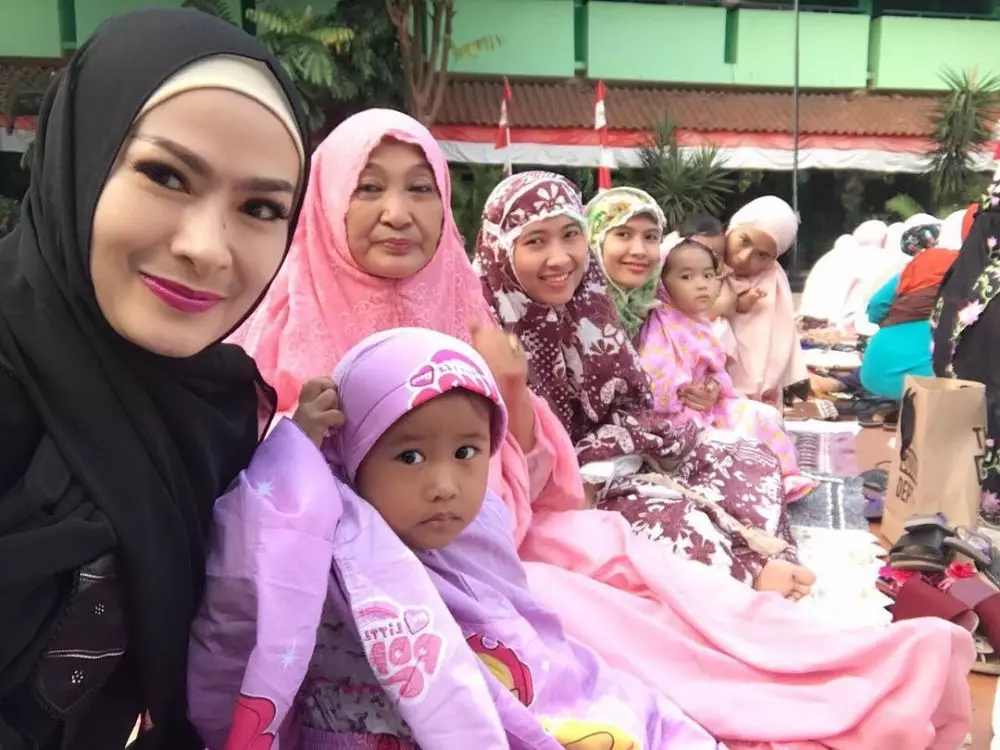 Momen kedekatan Iis Dahlia bareng ibunya  © 2020 brilio.net Momen kedekatan Iis Dahlia bareng ibunya  © 2020 brilio.net
