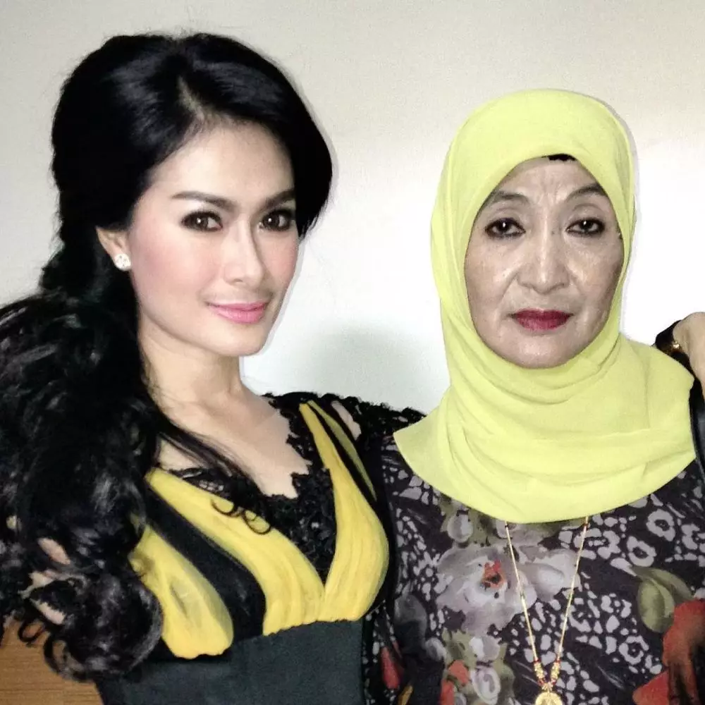Momen kedekatan Iis Dahlia bareng ibunya  © 2020 brilio.net Momen kedekatan Iis Dahlia bareng ibunya  © 2020 brilio.net