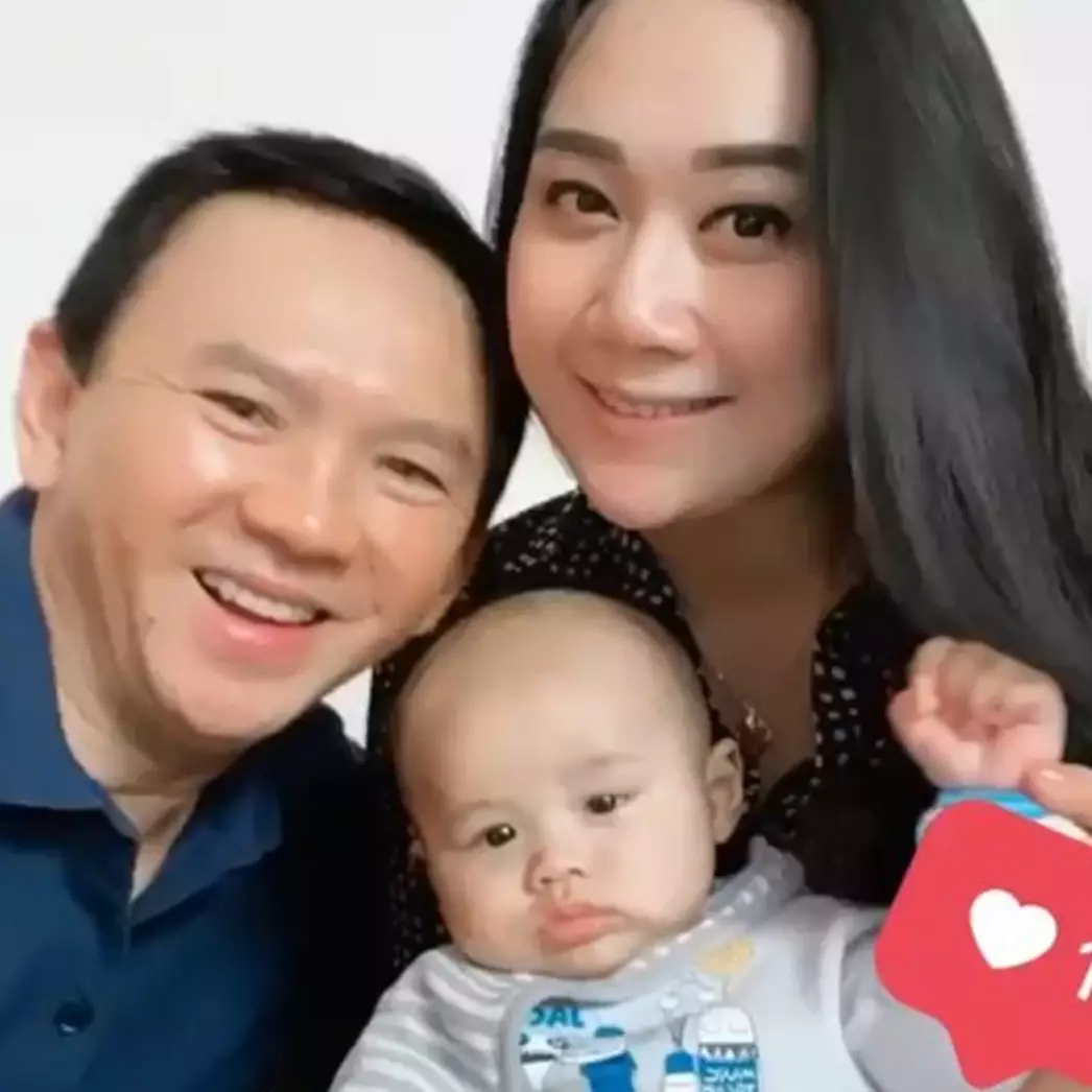 Jalani pemotretan keluarga di rumah, penampilan Ahok jadi sorotan