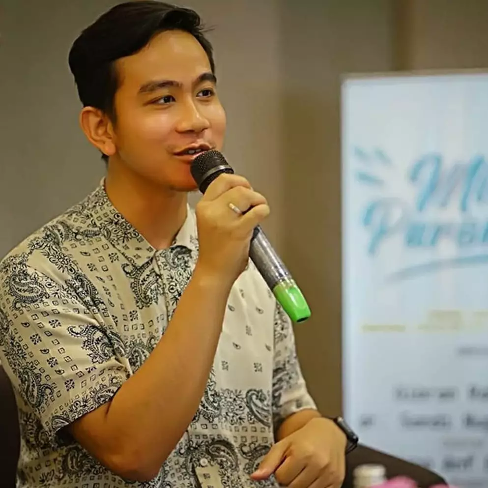 Gaya Gibran Rakabuming bersarung ikut ronda siskamling