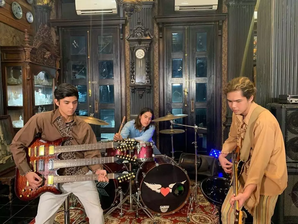 potret seleb dengan trio bersaudara instagram