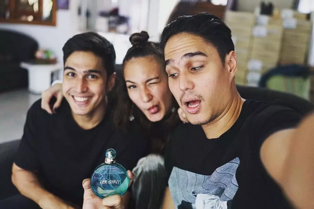 potret seleb dengan trio bersaudara instagram