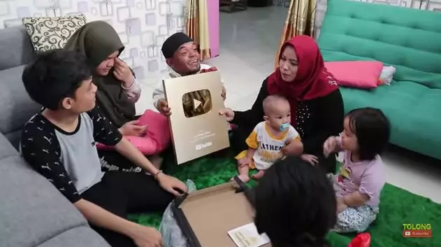 Momen Ucok Baba bareng keluarga © 2020 brilio.net