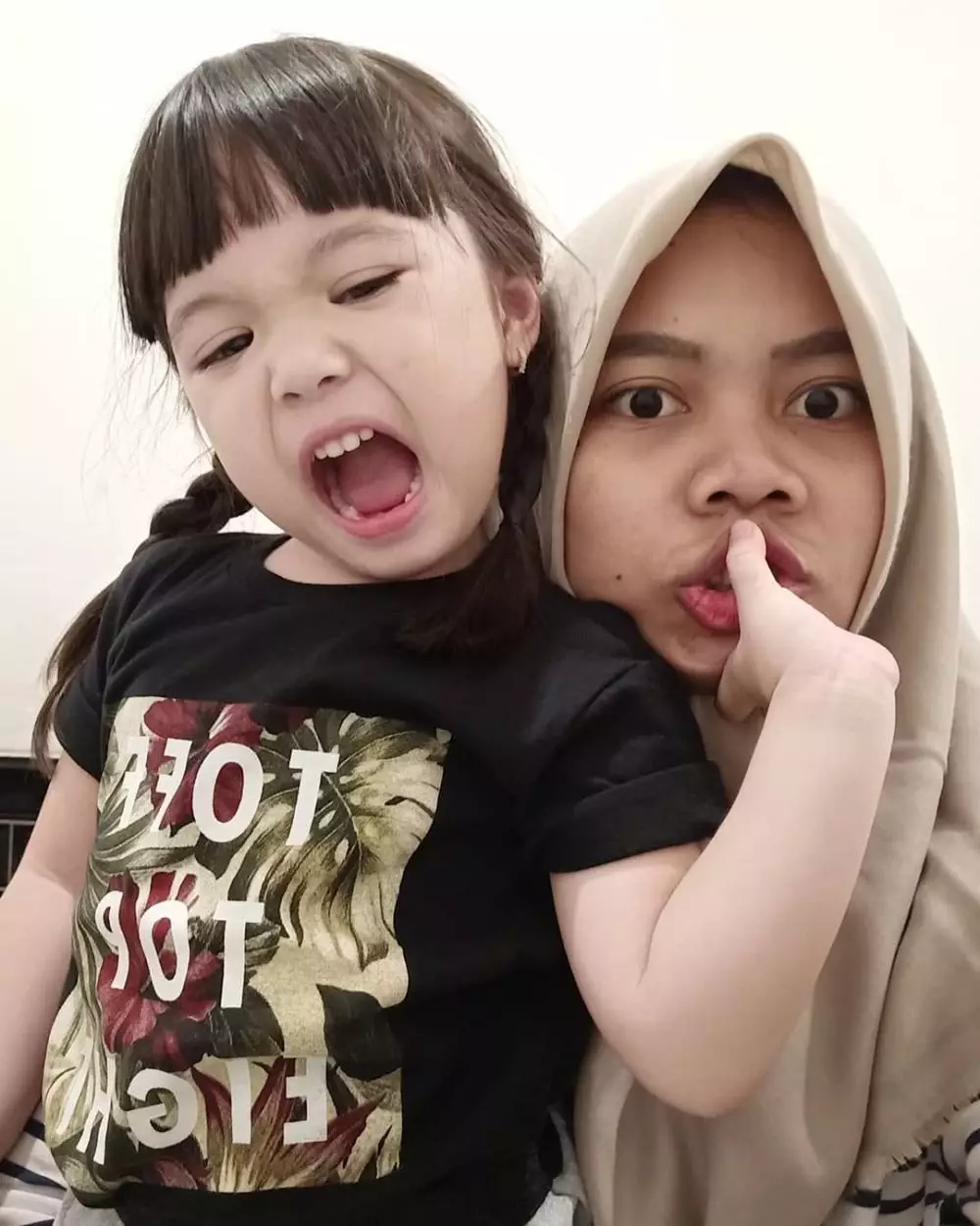 Gempi dan pengasuhnya © 2020 brilio.net Gempi dan pengasuhnya © 2020 brilio.net